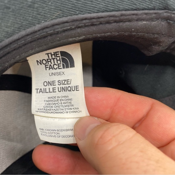 The North Face black hat with small front logo in gray with SnapBack for fit. - Picture 6 of 7
